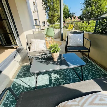 Moderne Avec Terrasse Apartmán *